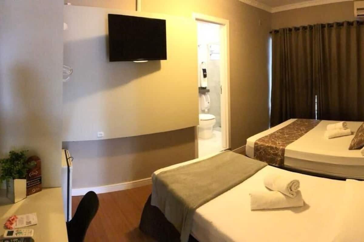 Minibar, ruang kerja ramah laptop, tirai kedap cahaya, dan Wi-Fi gratis