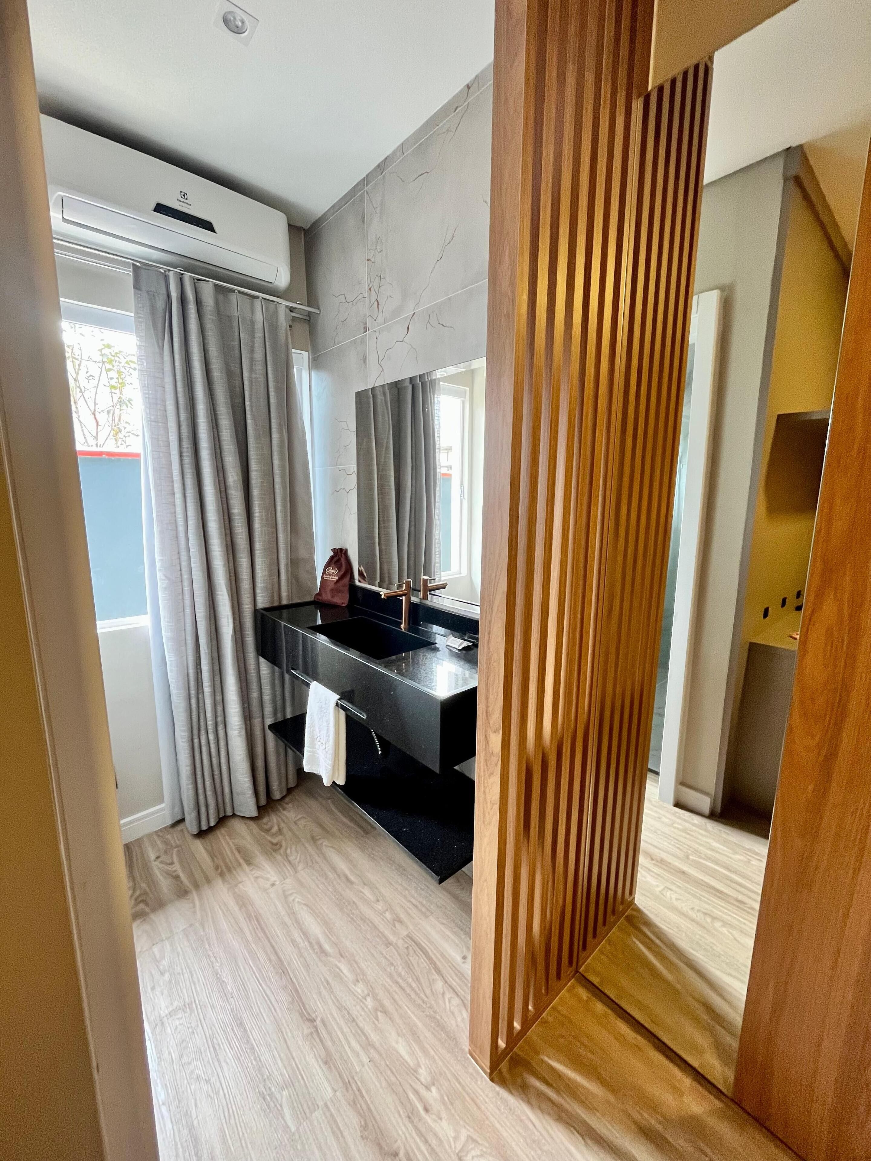 shower, free toiletries, hair dryer, towels