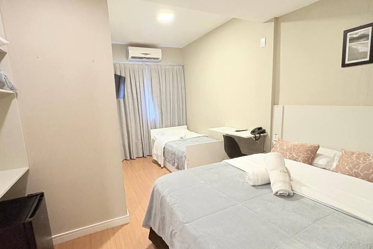 Minibaari, kannettavalle tietokoneelle sopiva työtila, pimennysverhot