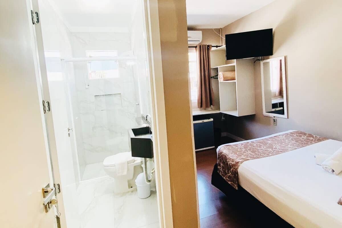 Minibar, ruang kerja ramah laptop, tirai kedap cahaya, dan Wi-Fi gratis