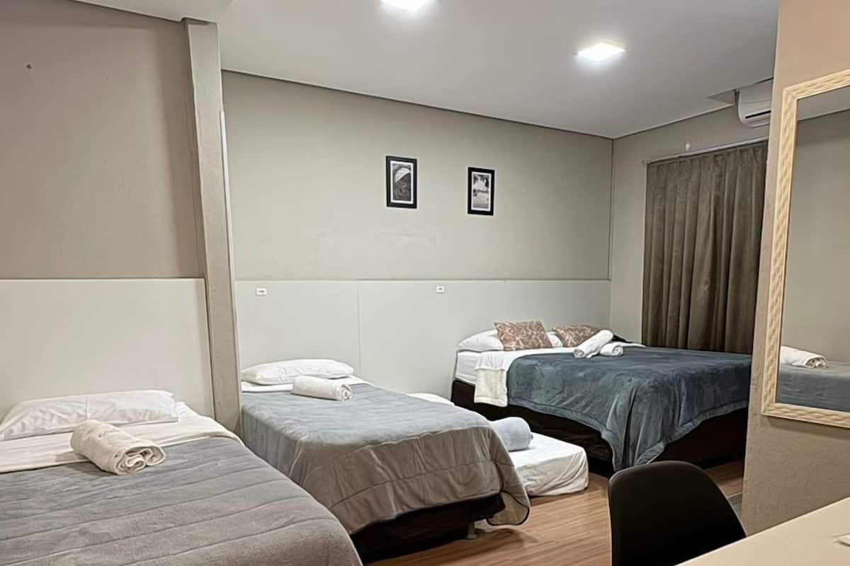 Quintuplo com Terraço | 迷你吧、笔记本电脑工作区、遮光窗帘、免费 WiFi