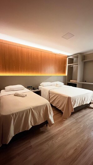 Comfort Triple Room | Minibar, laptop workspace, blackout drapes, free WiFi - Hotel Lorimar (Penha)