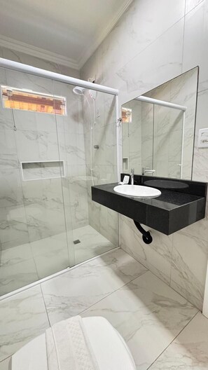 Quintuplo Conforto | Bathroom | Shower, free toiletries, hair dryer, towels - Hotel Lorimar (Penha)