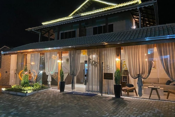 Vista frontal de la propiedad