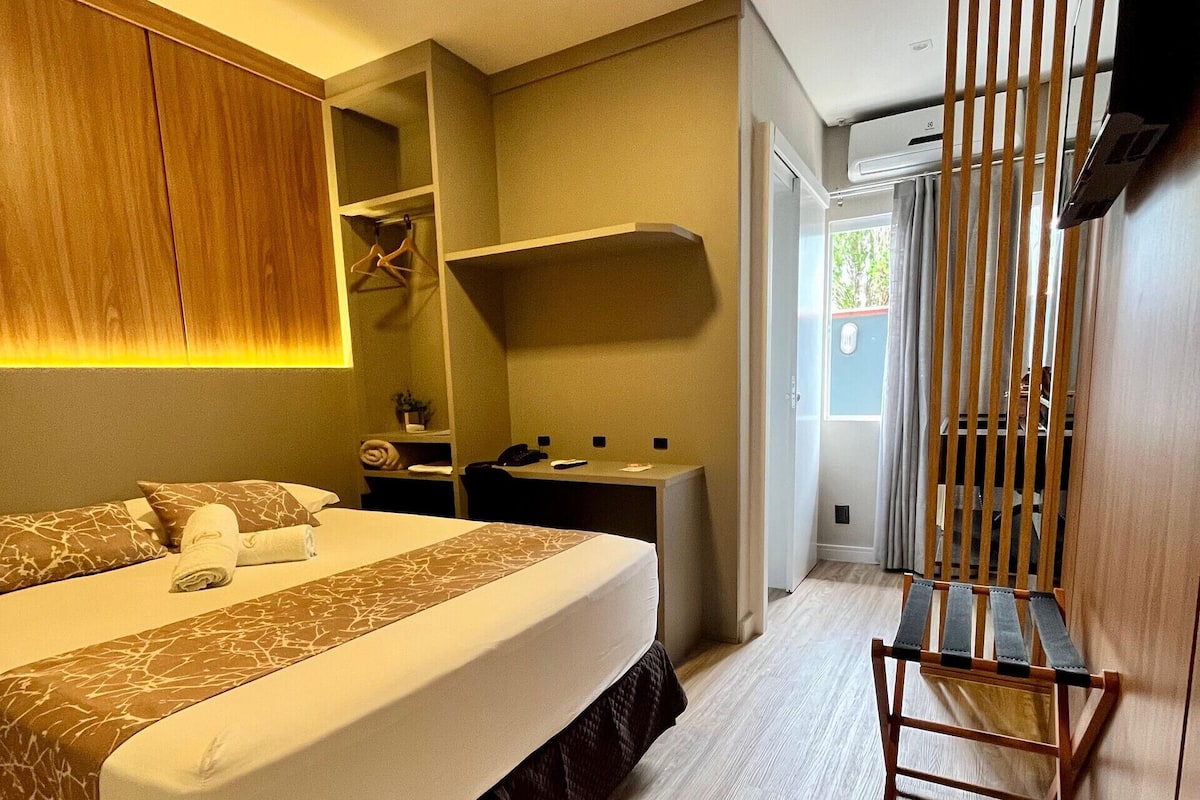 Minibaari, kannettavalle tietokoneelle sopiva työtila, pimennysverhot