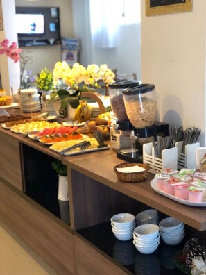 Free daily buffet breakfast - Hotel Lorimar (Penha)