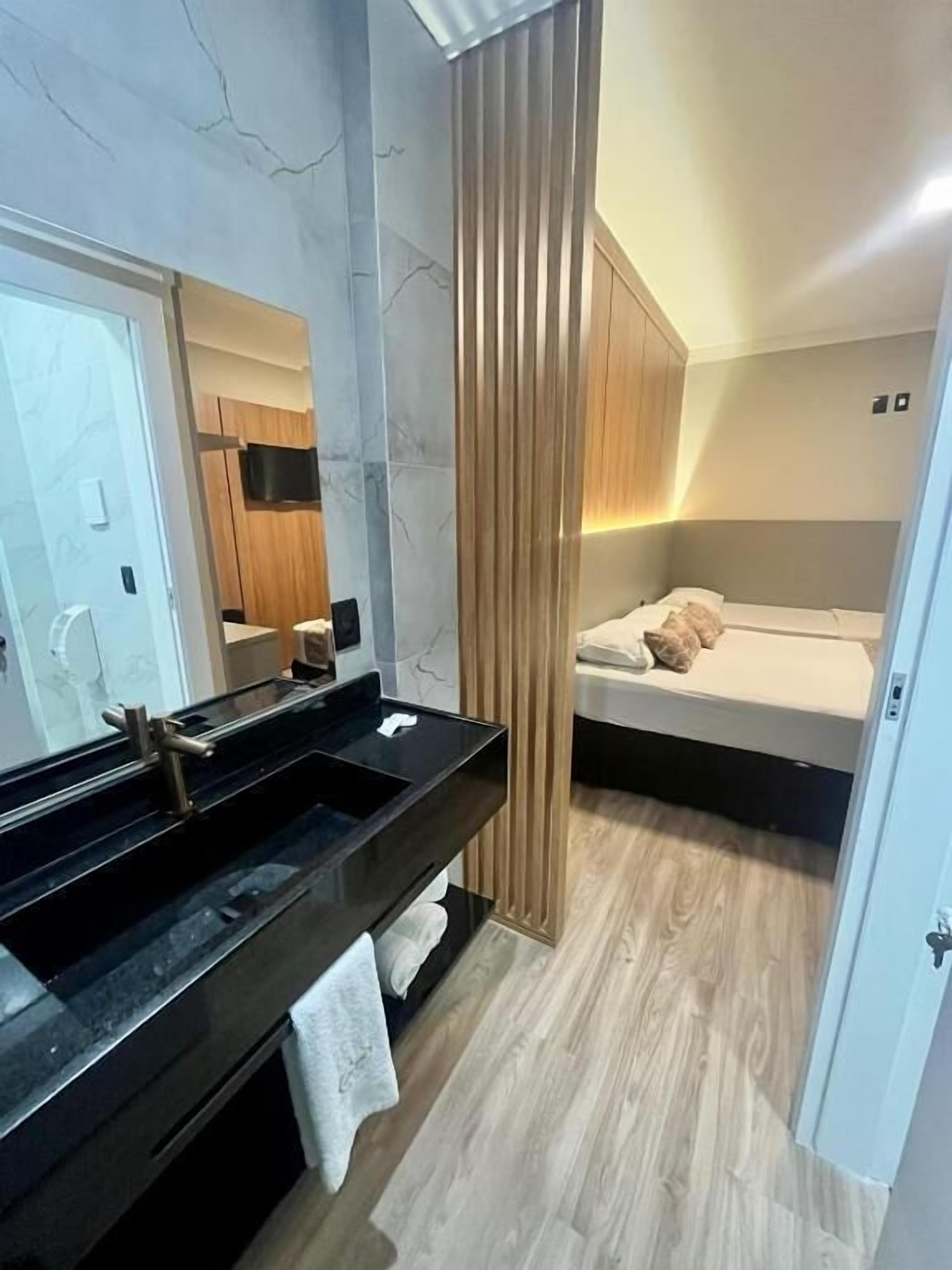 Minibar, laptop workspace, blackout drapes, free WiFi