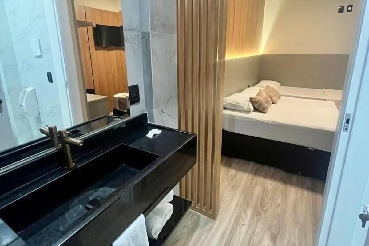 Minibaari, kannettavalle tietokoneelle sopiva työtila, pimennysverhot