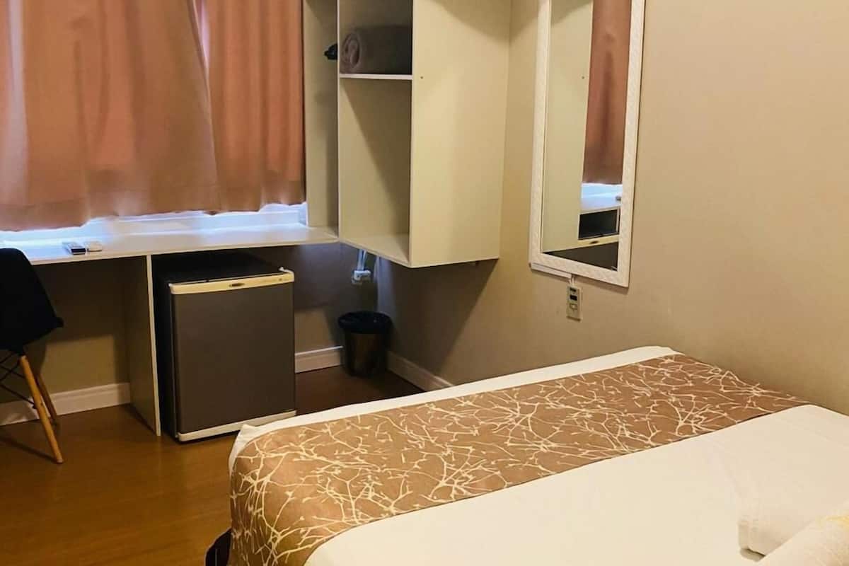 Kahden hengen standard-huone, 1 parisänky | Minibaari, kannettavalle tietokoneelle sopiva työtila, pimennysverhot