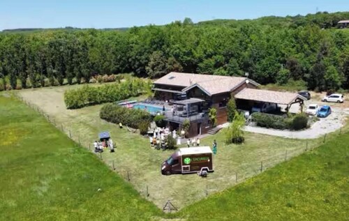 Angenehmes modernes Haus im Herzen der Landschaft