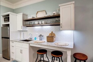 Microondas, cafetera y tetera, tostadora y utensilios de cocina 