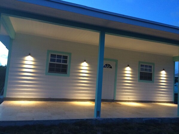 Exterior - The Palm House with Swimming Pool and Beach Access. (Eleuthera)
