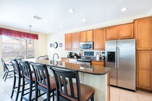 Seggiolone, tavolo da pranzo