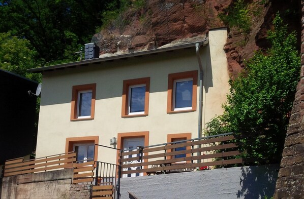 A building with multiple windows and a balcony. - FELSENHAUS with view over Trier - living in the rock (Trier)
