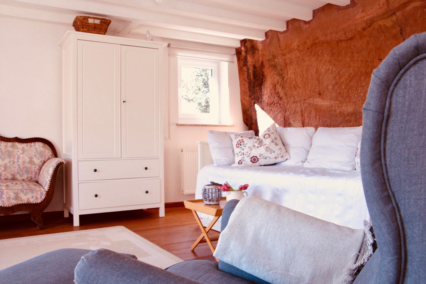 1 sovrum, strykjärn/strykbräda och sängkläder