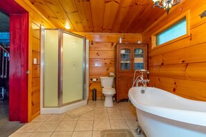 Bathtub, hair dryer, towels - Stay in a 200 Year Old Log Cabin with Modern Conveniences (Bland)