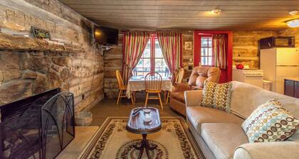 Séjournez dans une cabane en rondins de 200 ans avec des commodités modernes