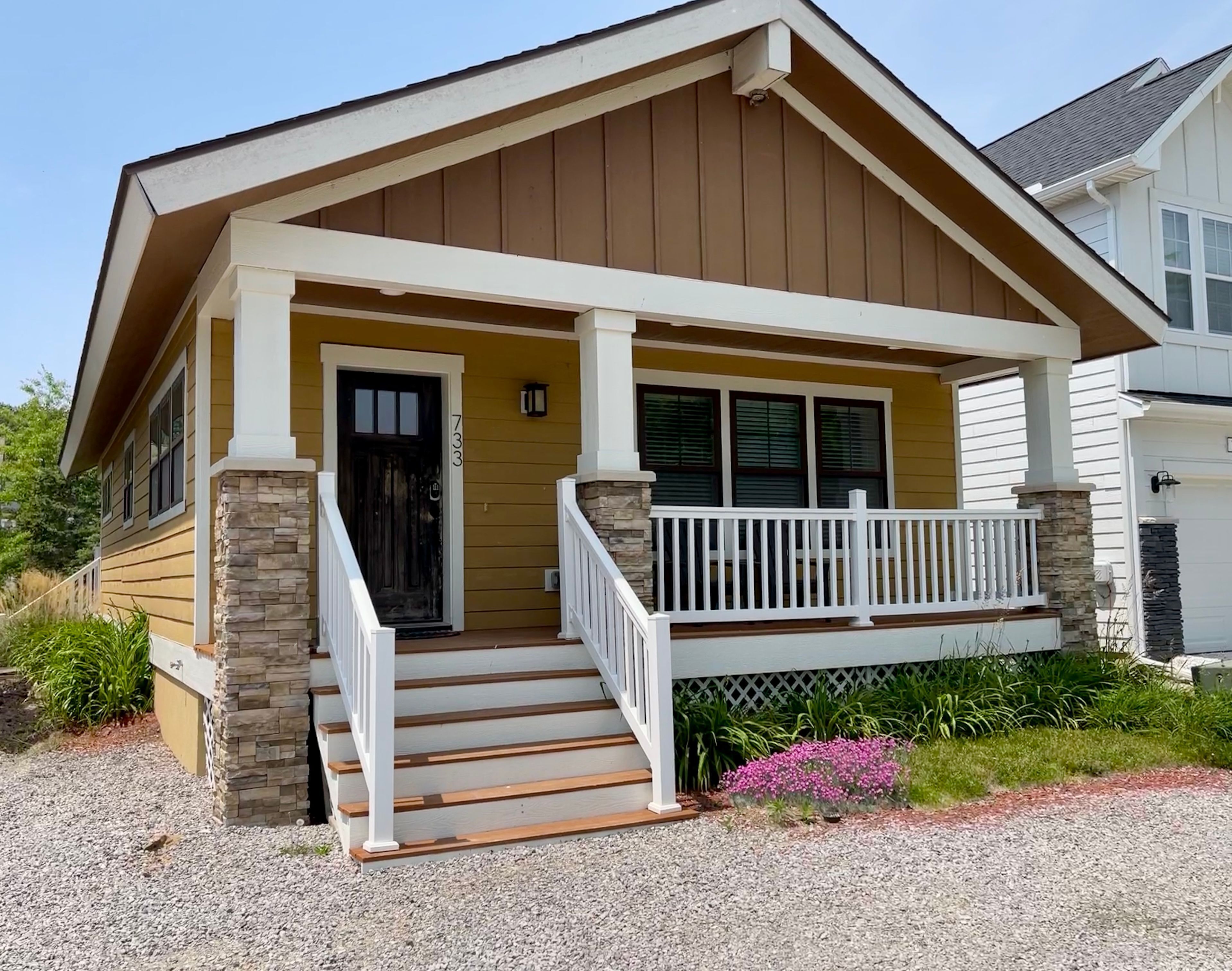 Wildflower Cottage; Close to downtown and beaches