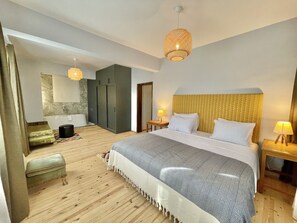 6 bedrooms, in-room safe, iron/ironing board, WiFi