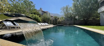 Villa Babylon - 5* Luxury Villa, Heated Pool, Whirlpool, BBQ Terrace, Wifi.