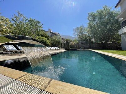 Villa Babylon - 5* Luxury Villa, Heated Pool, Whirlpool, BBQ Terrace, Wifi.