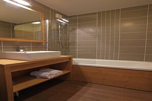 Combined shower/tub, hair dryer - Apartment on slopes in Les Menuires (les Menuires)