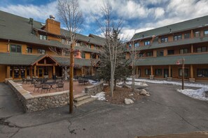 Exterior - 8125 | Corner unit, wood floors, huge floor plan. (Keystone)