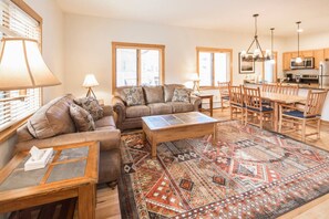 TV, fireplace - 8125 | Corner unit, wood floors, huge floor plan. (Keystone)