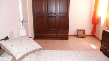 2 slaapkamers, een strijkplank/strijkijzer, beddengoed