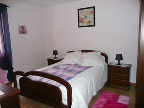 2 bedrooms, iron/ironing board, bed sheets
