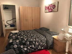 2 habitaciones, tabla de planchar con plancha, internet y ropa de cama 