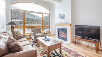 Een televisie en een open haard