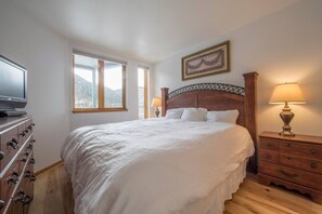 1 bedroom, iron/ironing board, travel crib, WiFi - 1546 | Wonderful View, Pool & Spa On Keystone Lake (Keystone)