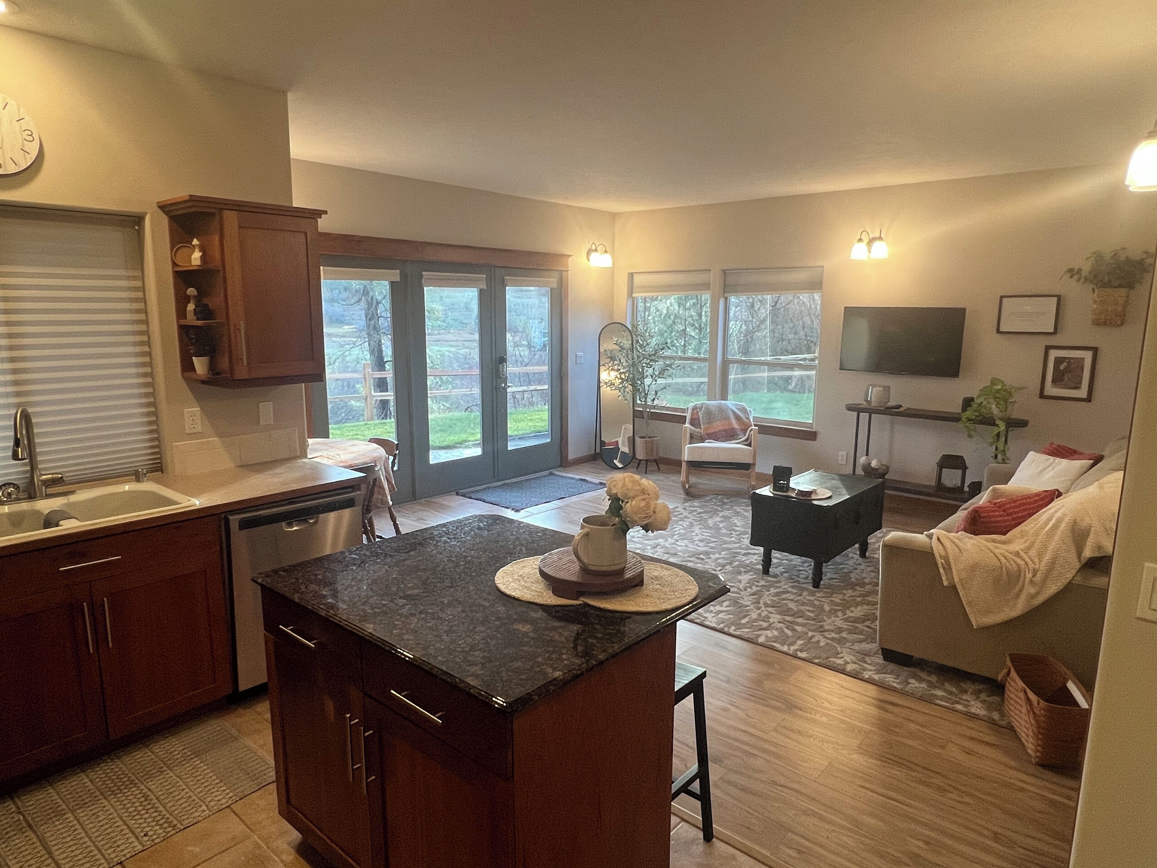 TV connectée, lecteur de DVD, livres, vidéothèque