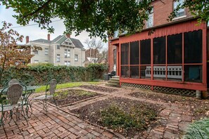 Outdoor dining - Beautiful Victorian Louisville Home (Louisville)