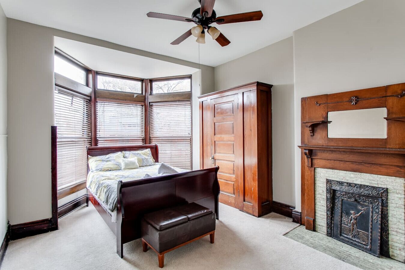Desk, iron/ironing board, WiFi, bed sheets