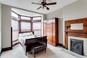 Desk, iron/ironing board, WiFi, bed sheets - Beautiful Victorian Louisville Home (Louisville)