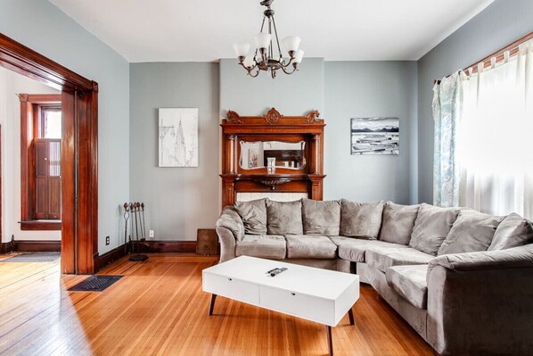 Smart TV, DVD player - Beautiful Victorian Louisville Home (Louisville)