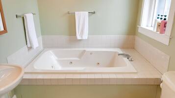 Ein Badezimmer mit Badewanne, Waschbecken und Toilette.