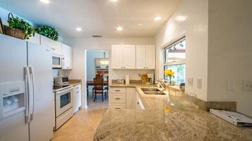 冷蔵庫、電子レンジ、オーブン、コンロ