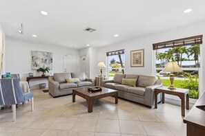 Smart TV, DVD player, books, video library - Waterfront Home at Bella Acqua – Heated Pool, Dock & Beach 5-Minutes Away (Pompano Beach)