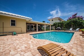 A heated pool - Waterfront Home at Bella Acqua – Heated Pool, Dock & Beach 5-Minutes Away (Pompano Beach)