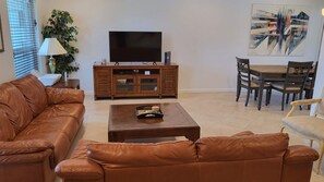 Smart TV, DVD player, books, video library - Waterfront Home at Bella Acqua – Heated Pool, Dock & Beach 5-Minutes Away (Pompano Beach)