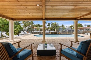 A heated pool - Waterfront Home at Bella Acqua – Heated Pool, Dock & Beach 5-Minutes Away (Pompano Beach)