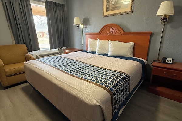 Standard Room, 1 King Bed, Non Smoking | WiFi (free)