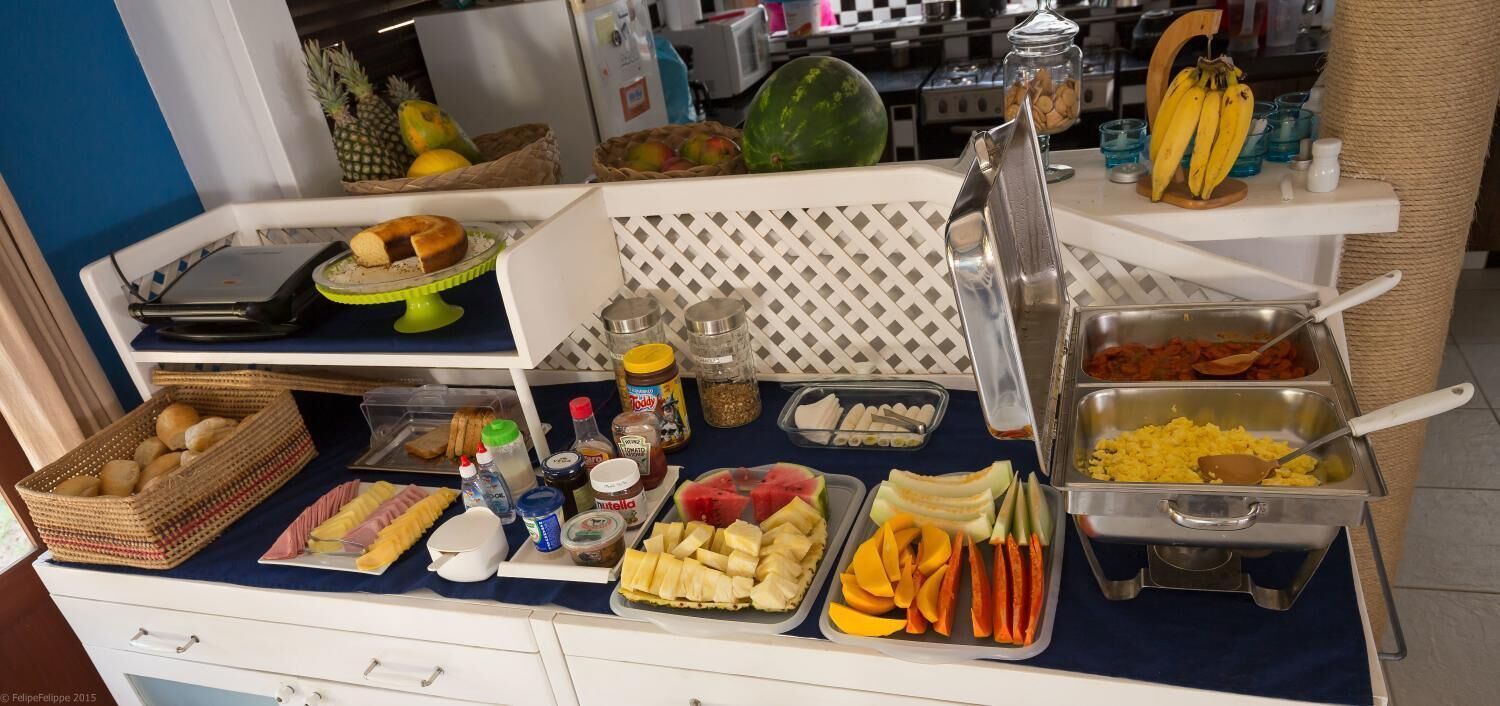 Montaje de bufé con diversos alimentos y acompañamientos.