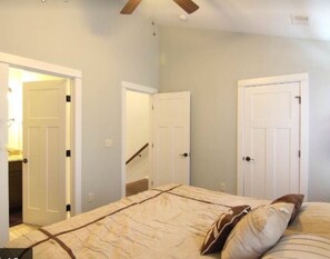 2 bedrooms, iron/ironing board, WiFi, bed sheets - In Between Downtown And The Grand Ole Opry! Perfect Spot For A Great Vacation! (Nashville)