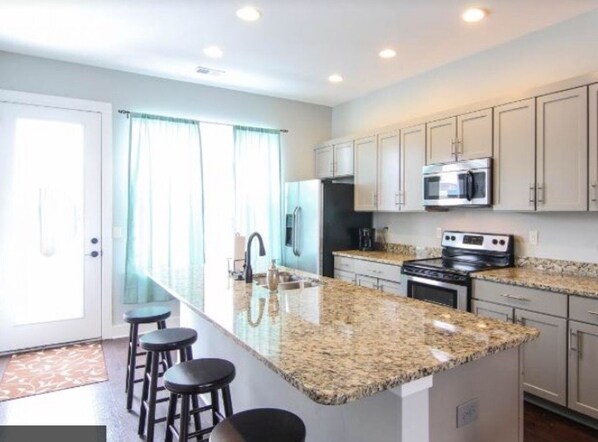 Fridge, microwave, oven, stovetop - In Between Downtown And The Grand Ole Opry! Perfect Spot For A Great Vacation! (Nashville)