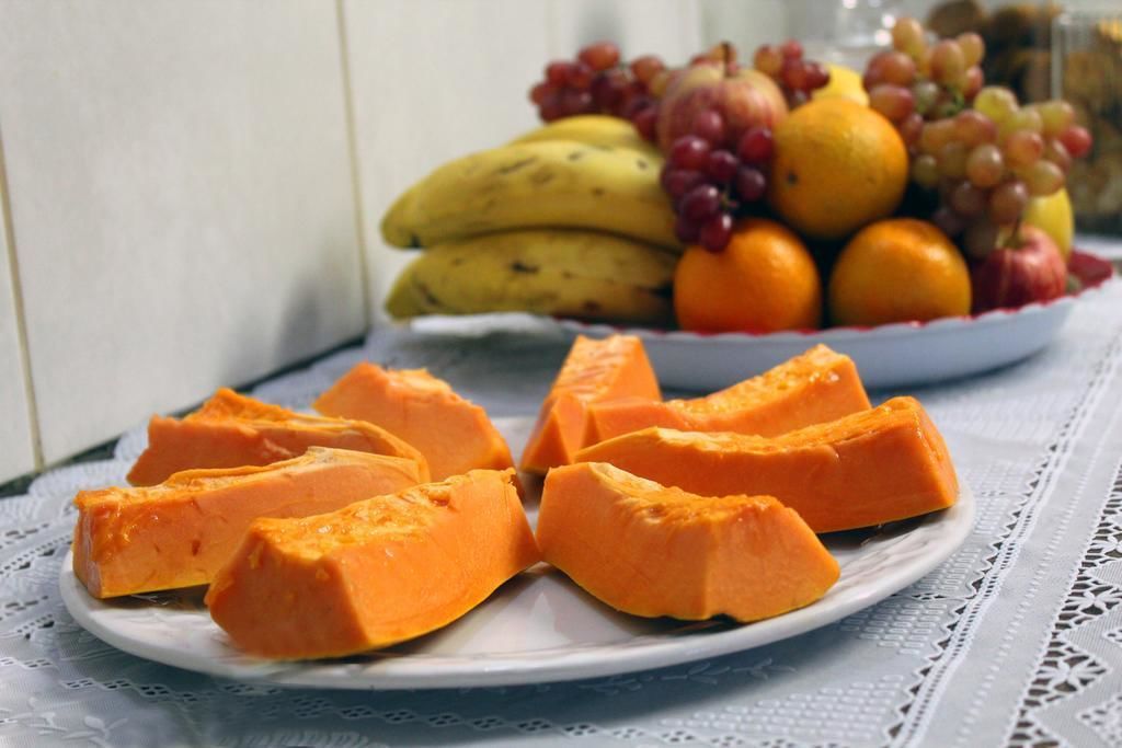 Un plato de batatas crujientes sobre un mantel de encaje.