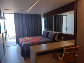 Deluxe-Zimmer | Schreibtisch, laptopgeeigneter Arbeitsplatz, Verdunkelungsvorhänge